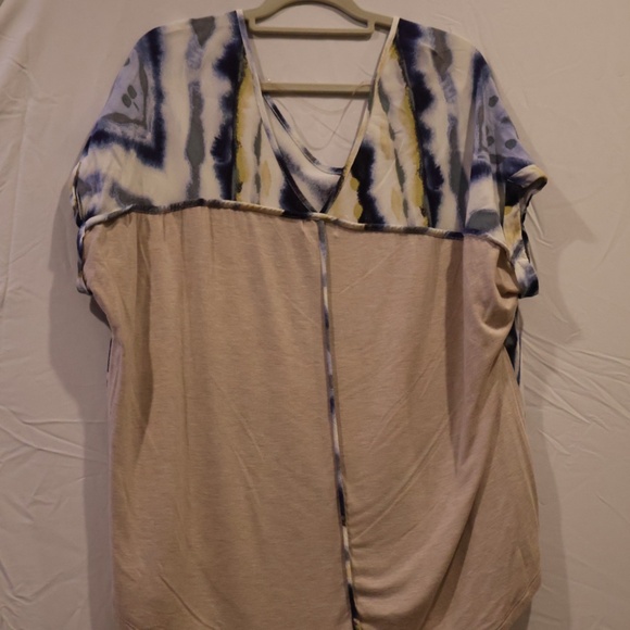 One World V Neck - Picture 2 of 4